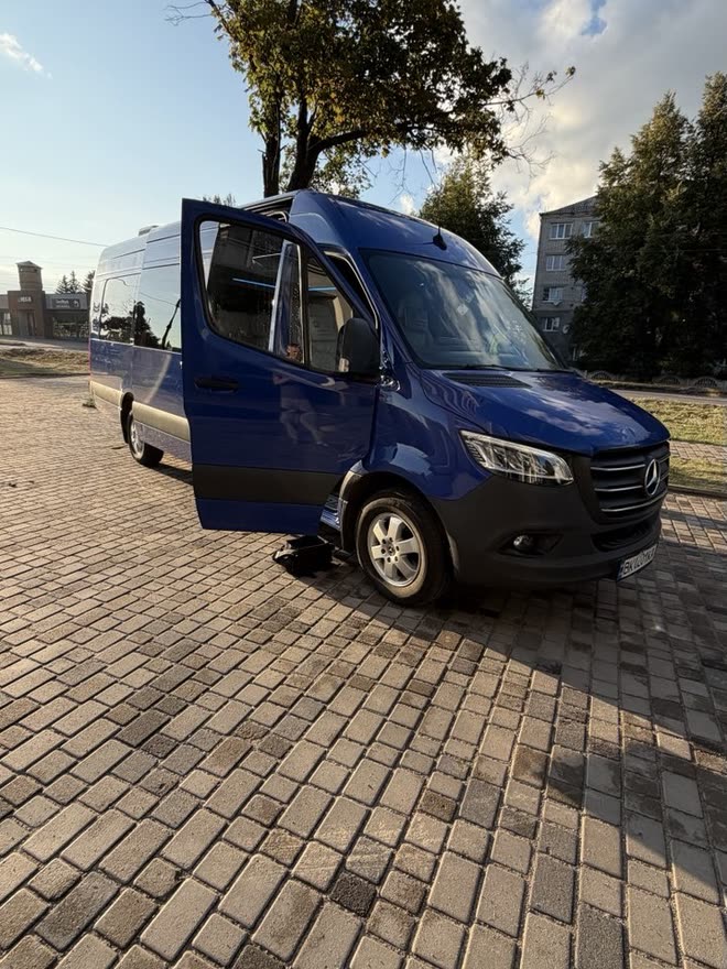 Синий микроавтобус Mercedes-Benz Sprinter с открытыми дверями